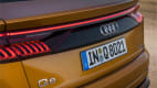 Das Heck eines Audi Q8 Coupe in Drachenorange