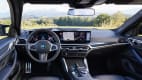 Das Cockpit des neuen BMW i40 M50 mit Lenkrad, Display, Mittelkonsole, Schaltung