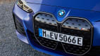 Der Kühlergrill des neuen blauen BMW i40 M50 mit Autokennzeichen