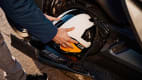Helmaufbewahrung an der BMW CE 04