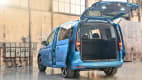 Geöffneter Kofferraum eines blauen VW Caddy Life