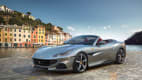 ein silber-metalic-farbener Ferrari Portofino stehend von schräg vorne fotografiert