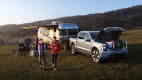 Familie beim Camping mit dem Ford F-150 Lightning