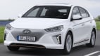 Hyundai Ioniq Electric fahrend auf der Straße