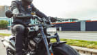 Eine Harley Davidson Sportster S fährt auf einer Straße, von vorne zu sehen
