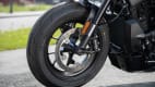 Das Vorderrad einer Harley Davidson Sportster S