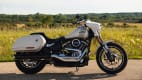 Eine Harley Davidson Sport Glide in der Seitenansicht