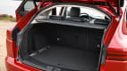 Kofferraum eines roten Jaguar E-Pace