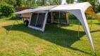 Das Campooz Fat Freddy Anhaenger-Zelt aufgebaut auf einer Wiese