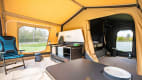 Das gelbe Trigano Itinea Anhaenger Zelt mit Boden Küche, Tisch und Schlafplätzen