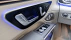Die Fensterbedienung und Türöffner des neue weissen Mercedes EQS 580 4MATIC