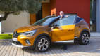 oranger Renault Captur stehend mit geöffnet Tür