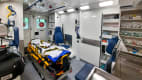 Rettungswagen für die Notfallversorgung mit Tragestuhl und umfangreicher medizinischer Ausstattung inklusive EKG und Beatmungseinheit