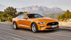 Orangener Ford Mustang Sportwagen fahrend