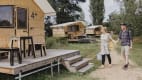 Ein Ehepaar bezieht ihre Hütte im Destinature Dorf bei Hitzacker