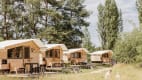 Hütten, aus Holz gebaut, unter freiem Himmel im Dorf Destinature bei Hitzacker