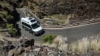 VW Gran California fährt eine Serpentinenstrasse hinauf