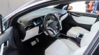 Vordersitze und Cockpit des Elektroautos Tesla Model X