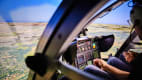 Cockpit und Bildschirme im Hubschraubersimulator