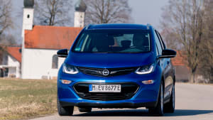 Ein blauer Opel Ampera-e fahrend