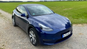 Front und Seitenansicht eines stehenden Tesla Y