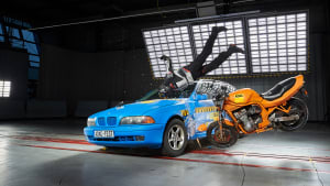 Crash eines Motorradfahrers mit Alpinstars-Airbag-Jacke beim ADAC Motorrad-Airbag-Jacken-Test