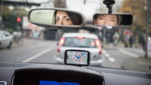 Frauen blicken während Fahrstunde in den Rückspiegel