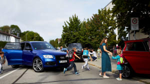 Kinder steigen aus Autos vor Schule aus und verursachen Chaos