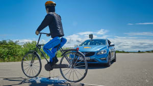 ADAC Test Notbremsassistent Bremsassistent Bremsweg vor Fahrrad Fahrradfahrer