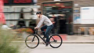 Mann radelt auf einem Urban E-Bike durch Wien