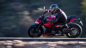 Seitenansicht einer fahrenden Ducati Streetfighter V2