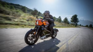 die Harley-Davidson Livewire in voller Fahrt auf der Strasse