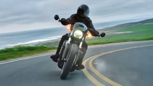 Frontansicht einer fahrenden Harley-Davidson Nightster
