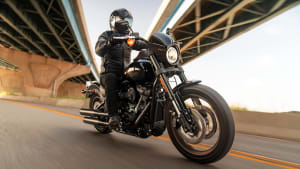 Ein Mann fährt auf einer Harley Davidson Low Rider S