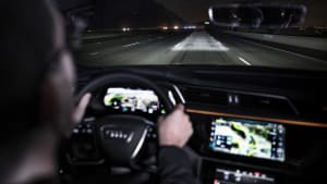 Ein Audi E-Tron fährt in der Nacht auf einer Straße
