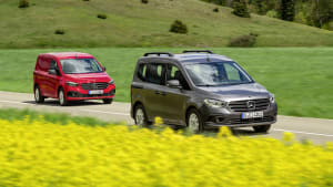 Der Mercedes Citan als Weltpremiere auf der Fahrt durch gelbe Rapsfelder