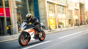 Motorrad KTM fährt in der Stadt