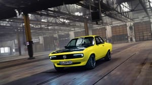 Opel Mantra mit Elektroantrieb fahrend in einer Halle