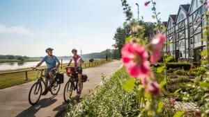 Zwei Radfahrer bei Schönebeck auf dem Elberadweg, der als einer der schönsten Radwanderwege Europas gilt