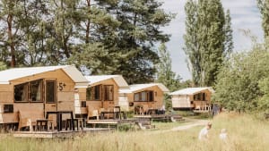 Hütten, aus Holz gebaut, unter freiem Himmel im Dorf Destinature bei Hitzacker