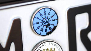 eine blaue TÜV-Plakette auf einem Nummernschild
