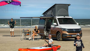 Der neue VW  T6 california ocean am Strand mit einer 4köpfigen Familie