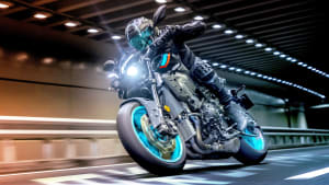 Motorrad Yamaha MT-10 fahrend in einem Tunnel