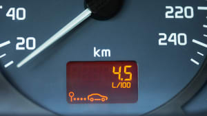 Die Anzeige in einem Auto zeigt den Benzinverbrauch pro 100 Kilometer an
