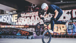Jugendlicher macht einen Trick auf seinem BMX Rad
