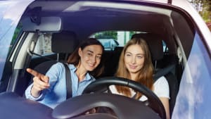 Teenagerin lernt von ihrer Mutter Auto fahren