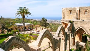 Das Bellapais Kloster in Kyrenia ist ein beliebte Sehenswürdigkeit bei Pauschaltouristen