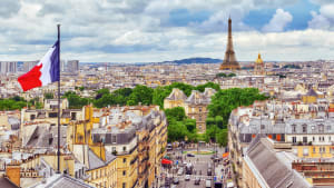 Stadtansicht von Paris mit französischer Flagge und Eiffelturm