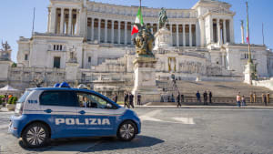 Monumento Nazionale a Vittorio Emanuele II in Rom mit Polizeiauto im Vordergrund