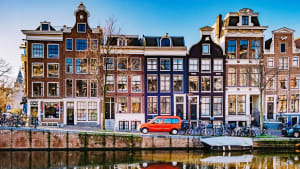 Schöne alte Häuser an einem Kanal in Amsterdam im Winter